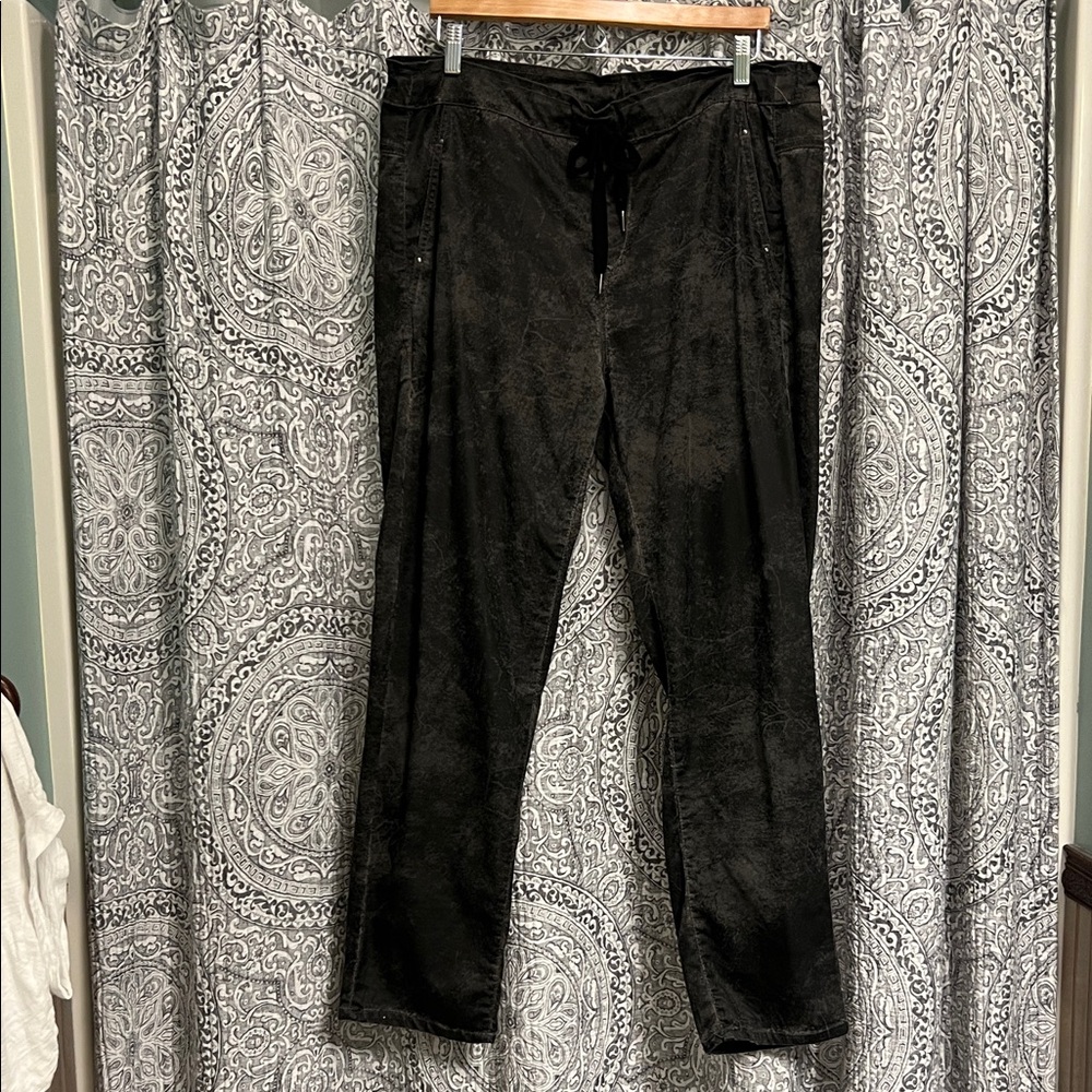 Alembika NWT Iconic stretch pants